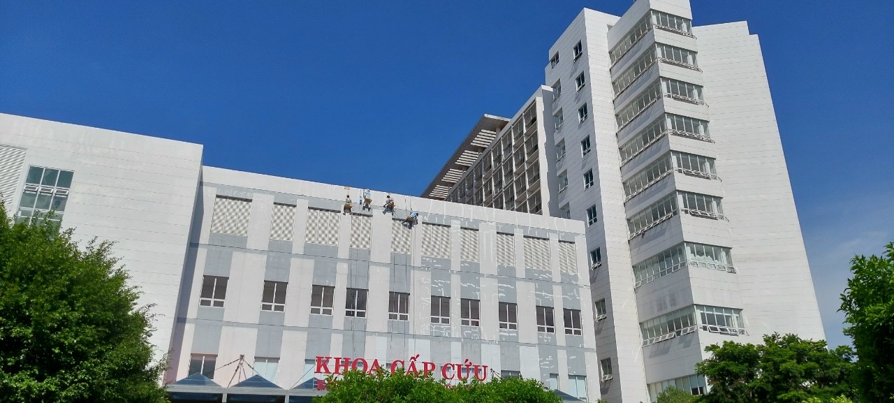 cong trinh son ngoai that benh vien da khoa an giang 2