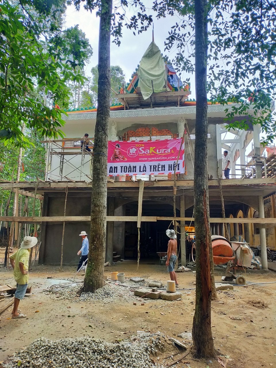 cong trinh son noi that va ngoai that cho chua